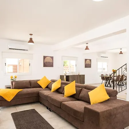 Voroklini With Pool Villa Lárnaka