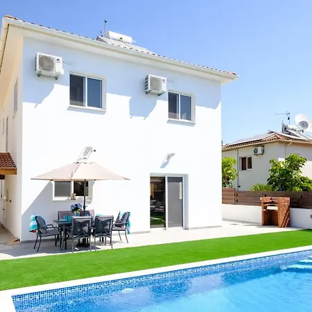 Voroklini With Pool Villa Larnaca