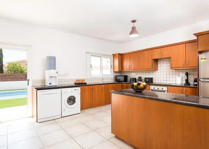 ヴィラ Voroklini With Pool