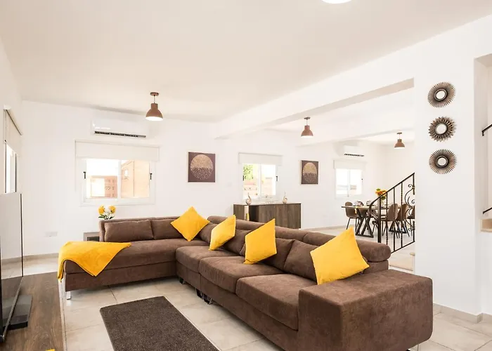 Voroklini With Pool Villa Larnaca